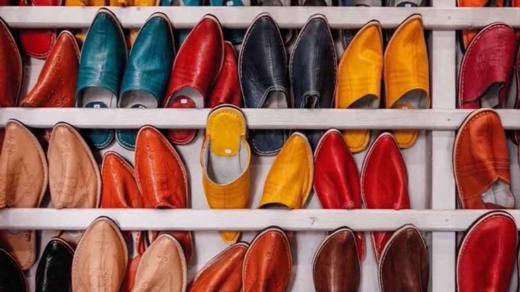 радиционные марокканские бабуши (бальга) с зелёными лентами и красными помпонами