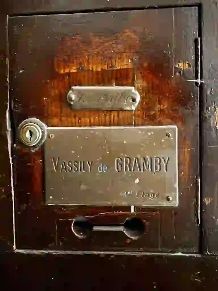 Почтовый ящик с латунной табличкой Vassily de Gramby в подъезде дома на бывшей улице Клемансо в Касабланке